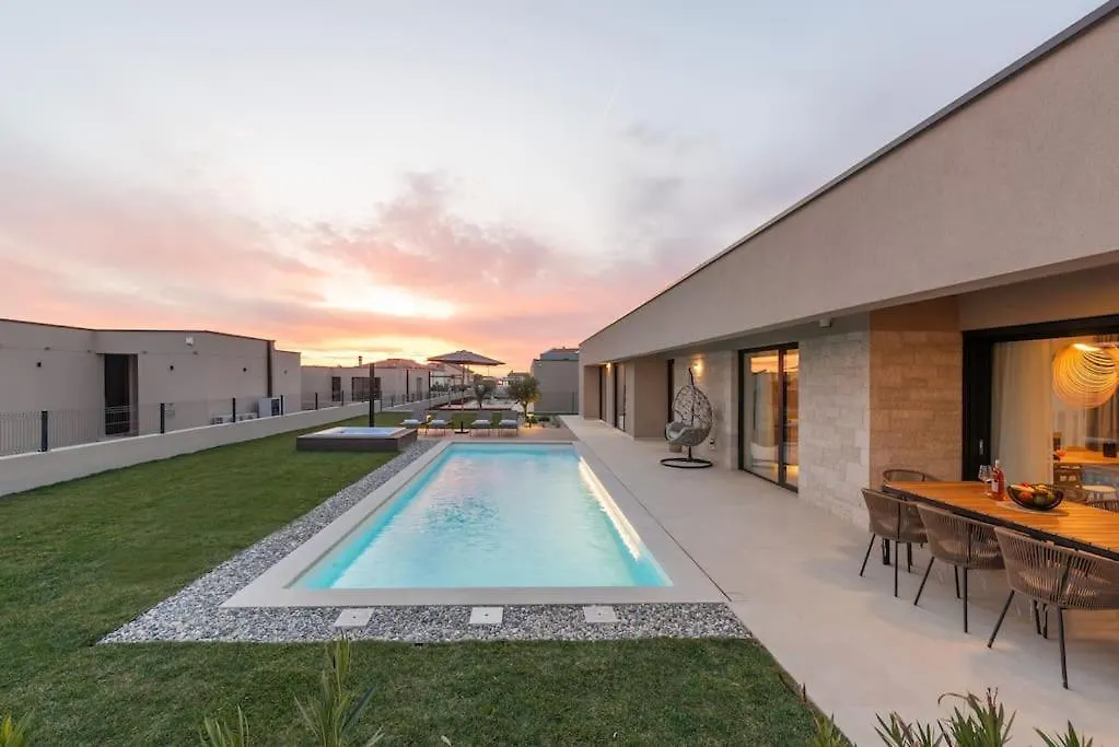 Villa Daleo With Heated Pool And Jacuzzi Near Porec Labinci