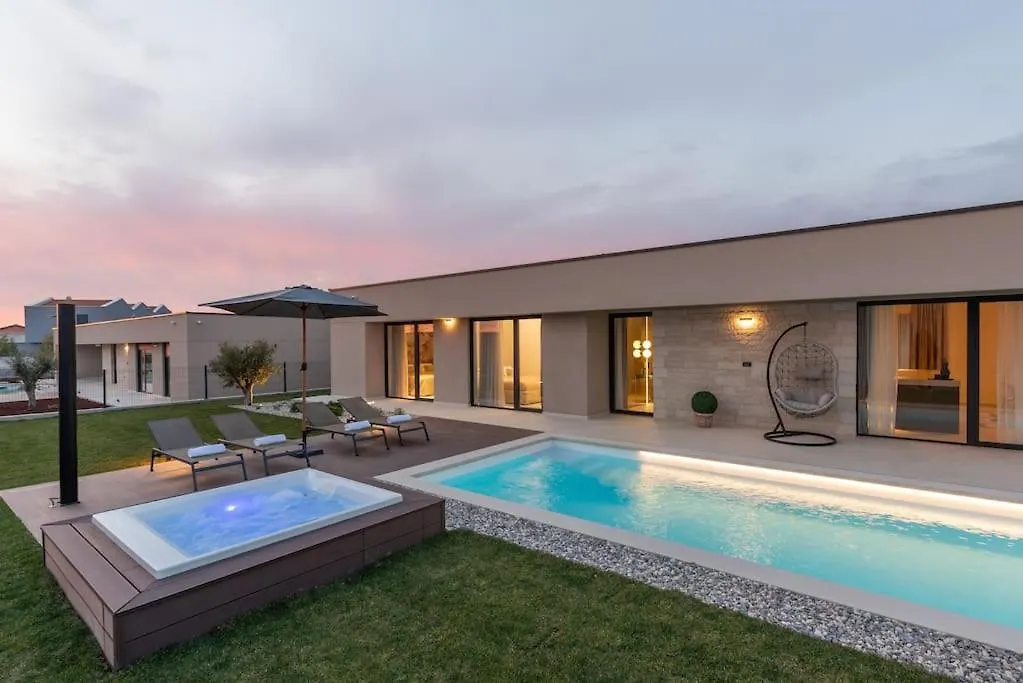 Villa Daleo With Heated Pool And Jacuzzi Near Porec Labinci 0*,  Kroatien
