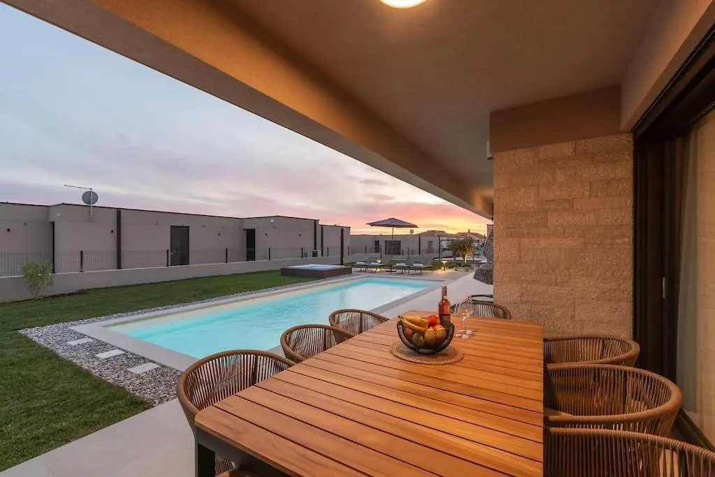 Villa Daleo With Heated Pool And Jacuzzi Near Porec Labinci Kroatien
