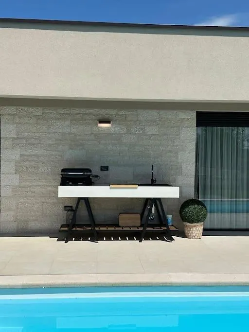 Villa Daleo With Heated Pool And Jacuzzi Near Porec Labinci Kroatien