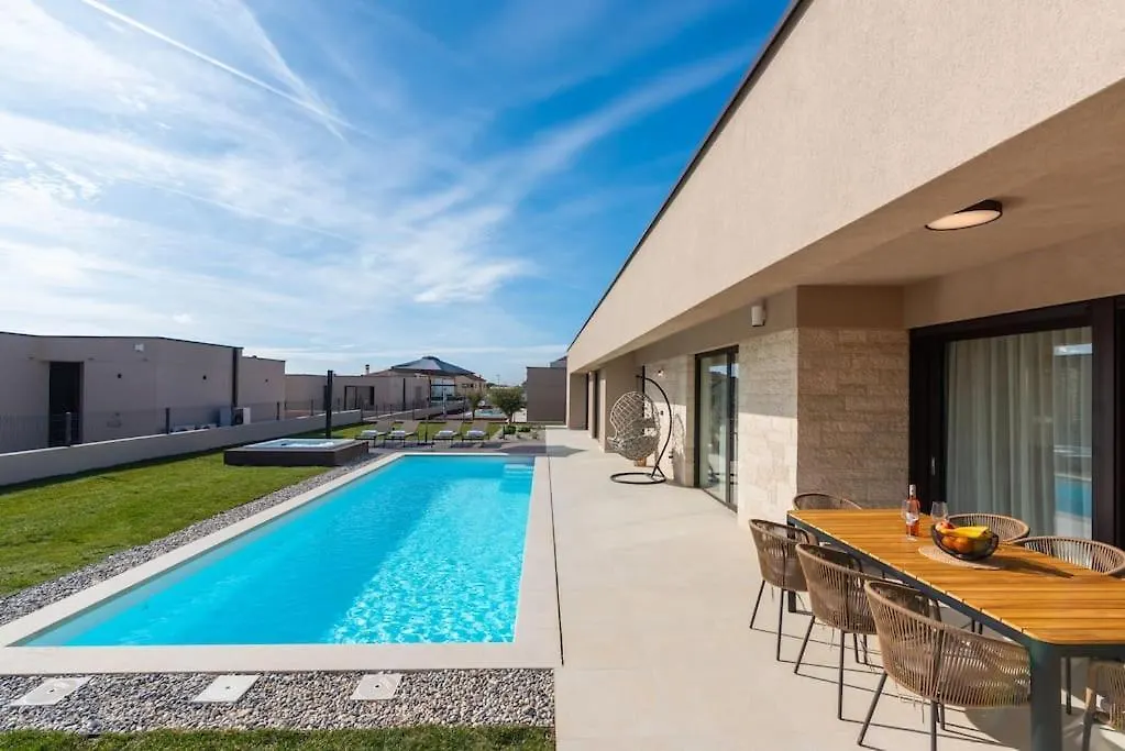 Villa Daleo With Heated Pool And Jacuzzi Near Porec Labinci