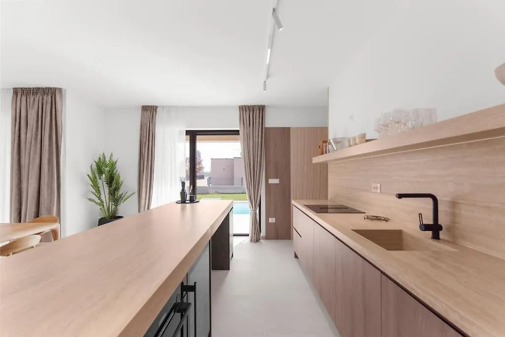 Villa Daleo With Heated Pool And Jacuzzi Near Porec Labinci 0*,