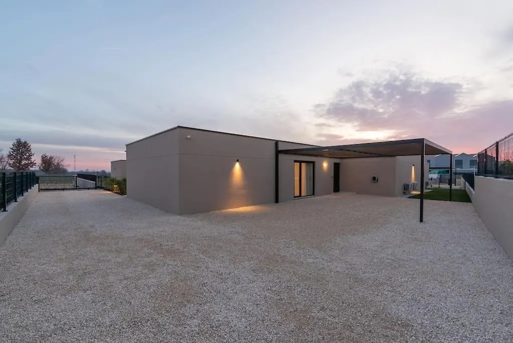 Villa Daleo With Heated Pool And Jacuzzi Near Porec Labinci 0*,