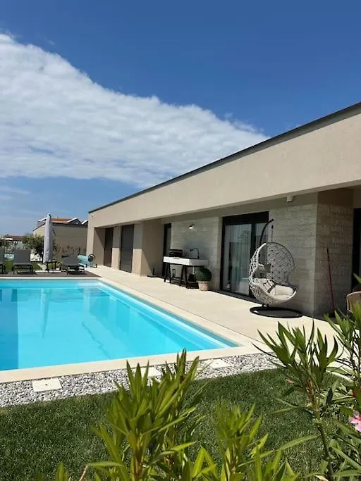 Villa Daleo With Heated Pool And Jacuzzi Near Porec Labinci